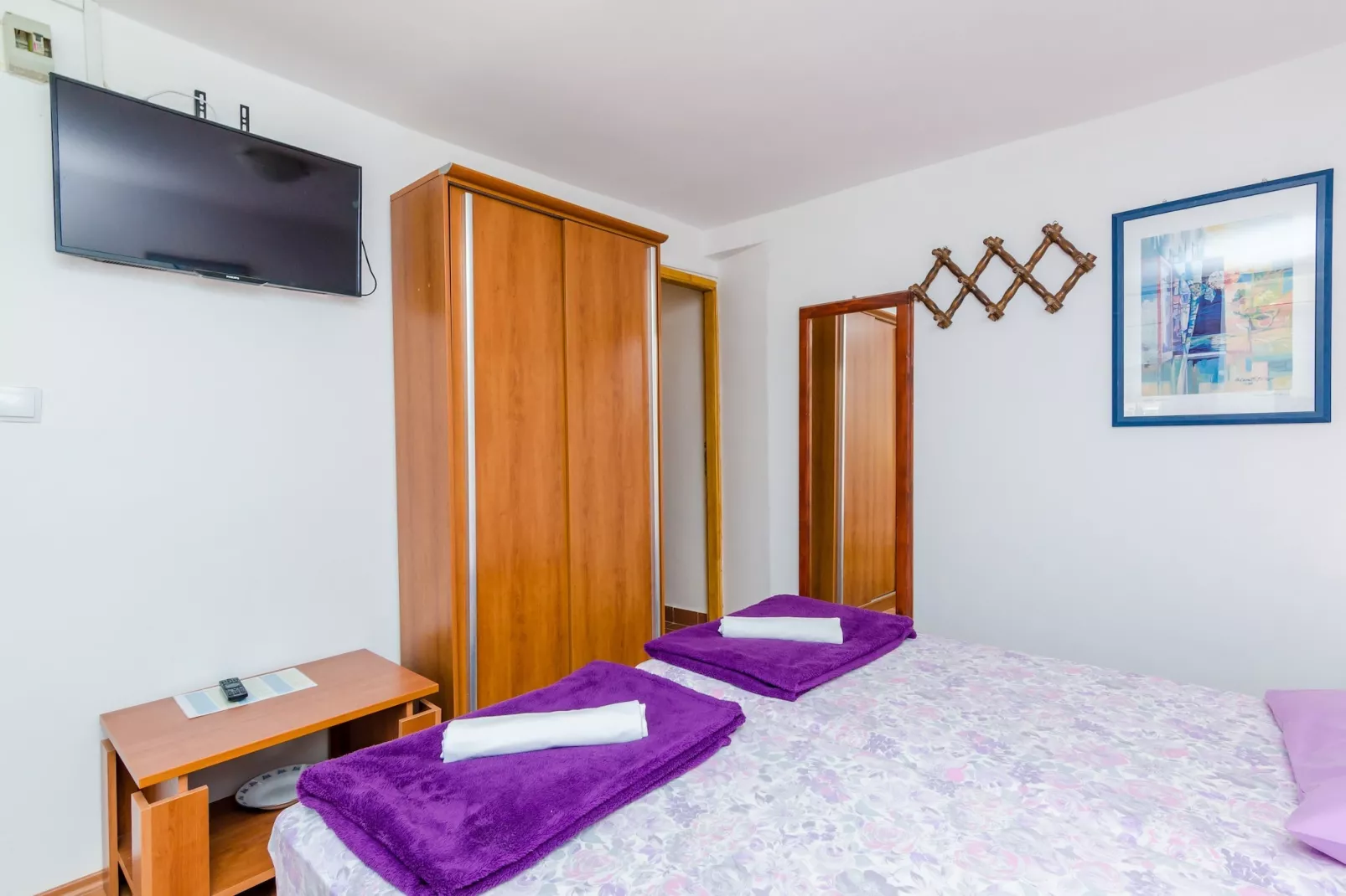 Apartments & Rooms Mihajica- Double or Twin Room with Balcony and Sea View-Slaapkamer