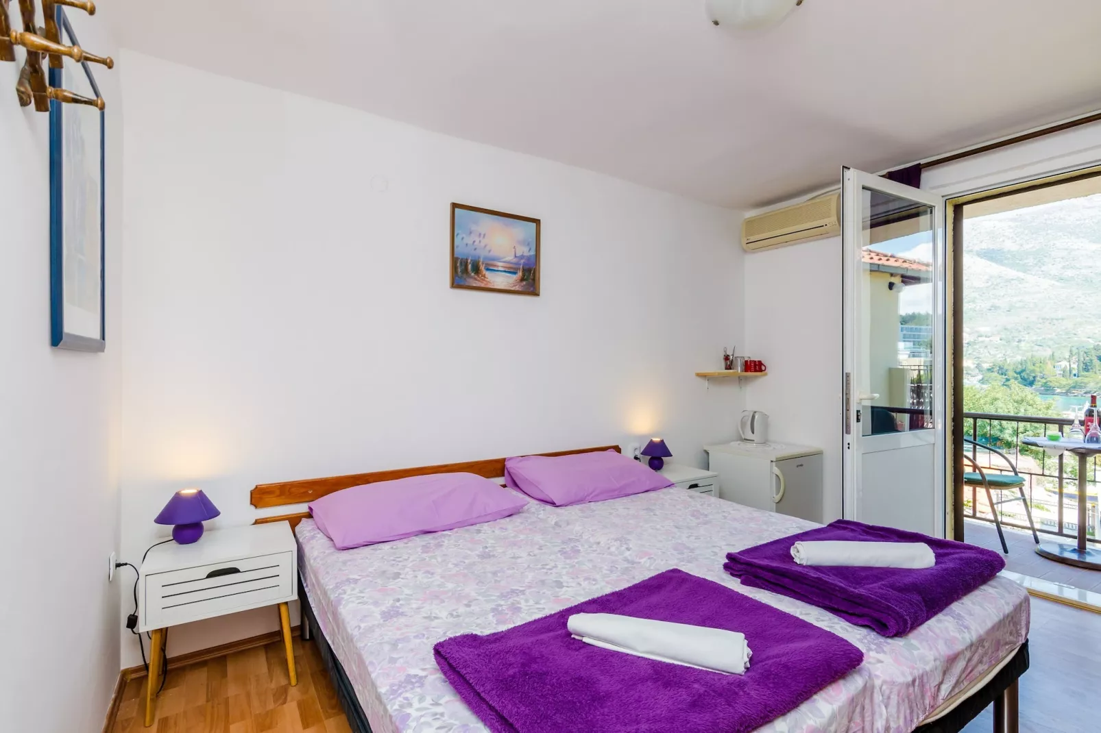 Apartments & Rooms Mihajica- Double or Twin Room with Balcony and Sea View-Slaapkamer