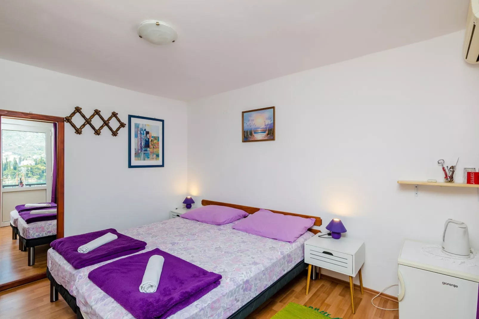 Apartments & Rooms Mihajica- Double or Twin Room with Balcony and Sea View-Slaapkamer