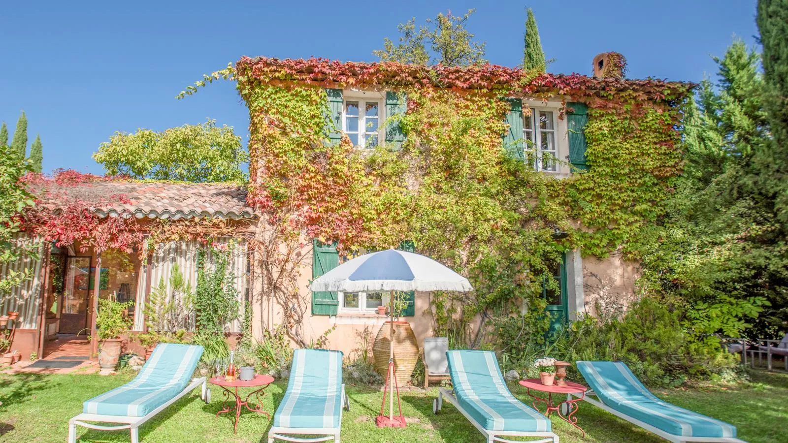 La petite maison de la ferme rose-Buitenkant zomer