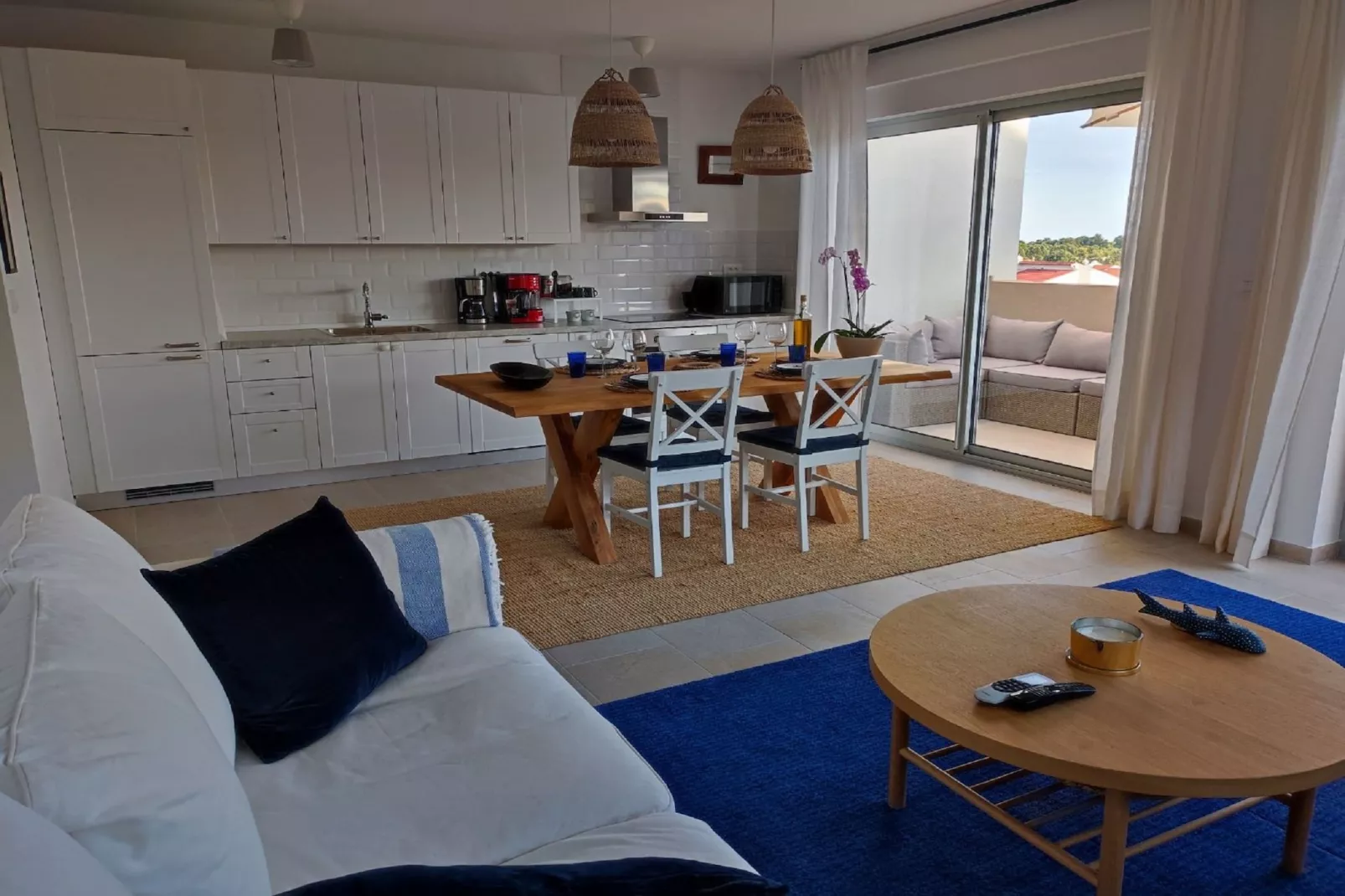 SALT Apartment - One Bedroom Apartment with Terrace and Sea View-Woonkamer