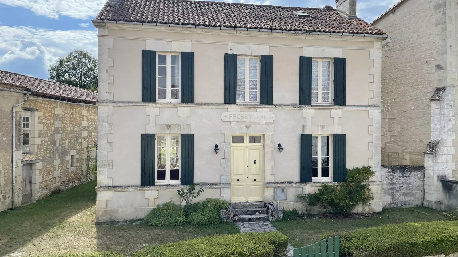 Gîtes de La Maison du Bonnesheur-Buitenkant zomer