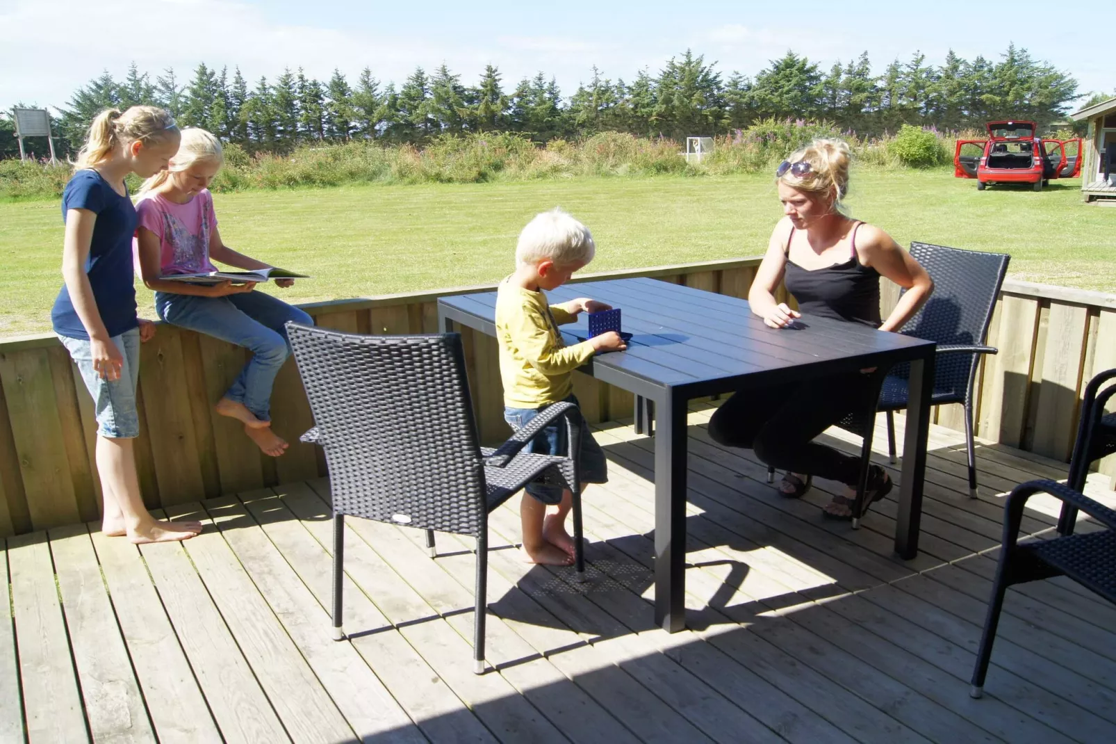 Vakantiehuis met houten terras-Buitenlucht