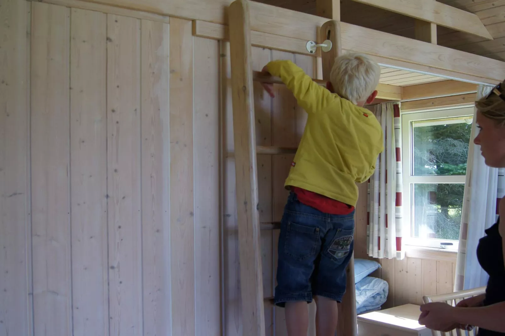 Vakantiehuis met houten terras-Binnen