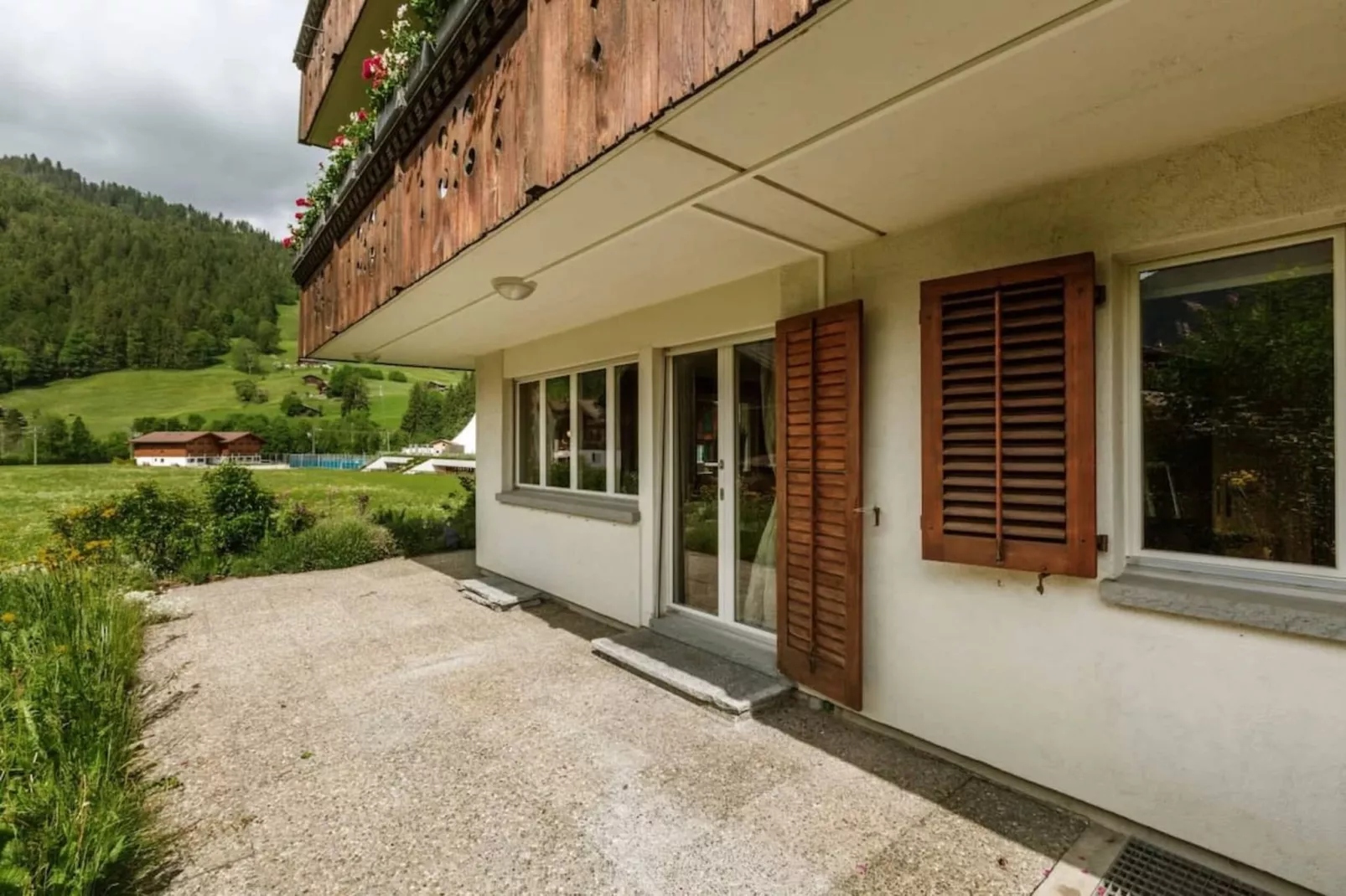 Gstaad Luxurious flat with terrace & stunning views-Buitenkant zomer