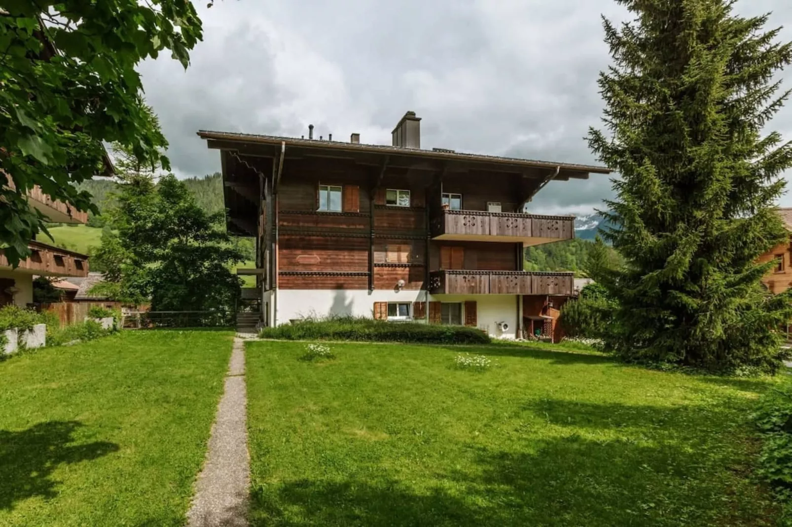 Gstaad Luxurious flat with terrace & stunning views-Buitenkant zomer