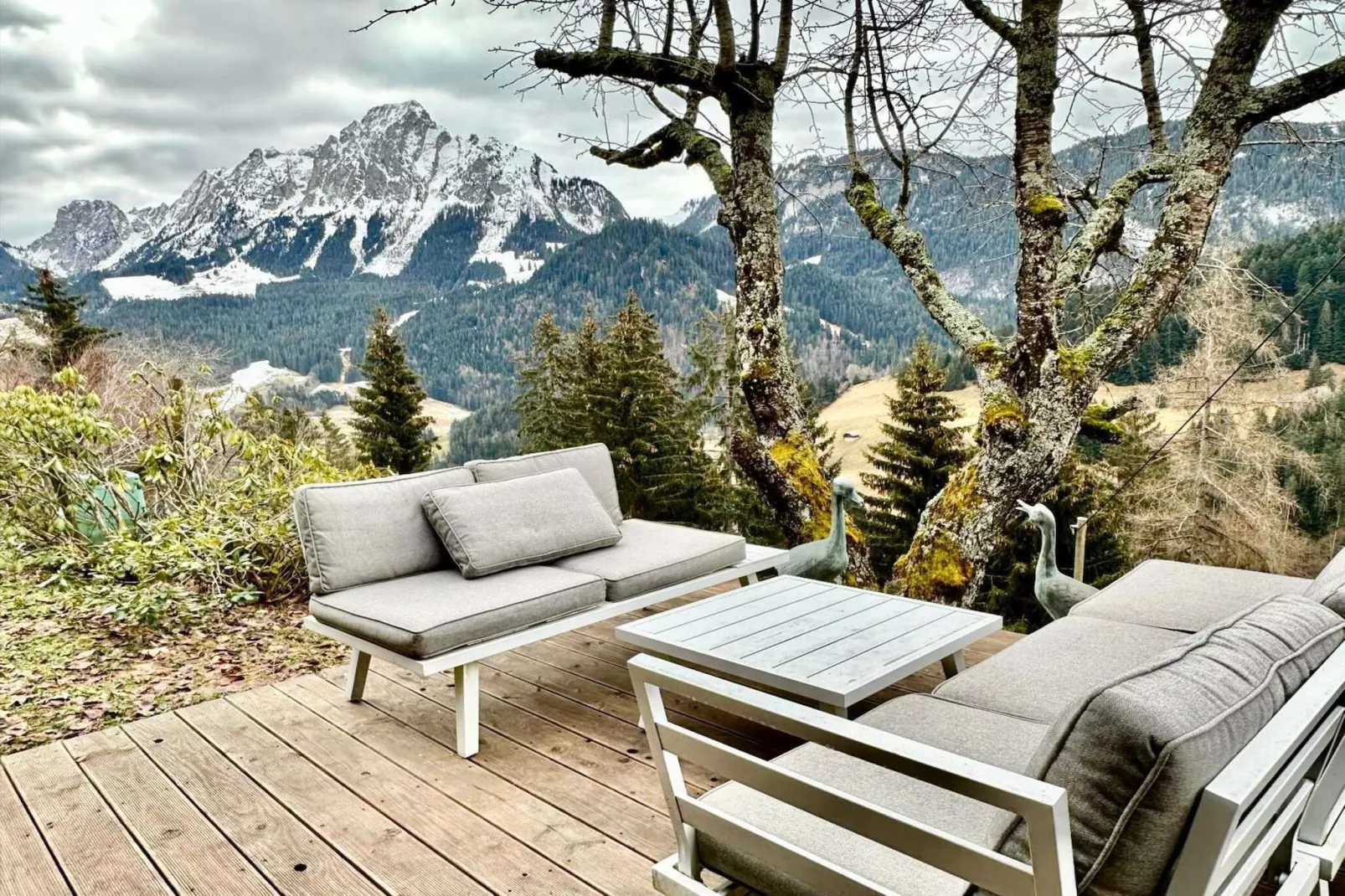 Gstaad Paradise View Chalet with Outdoor Jacuzzi-Terrasbalkon