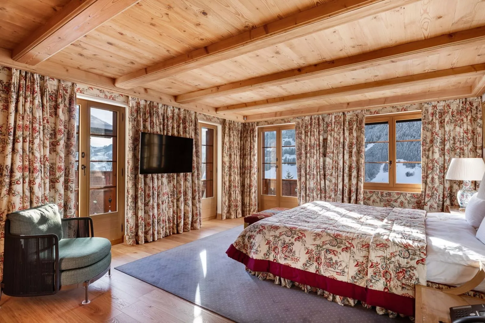 Beautiful Alpine Luxury Flat in Rougemont-Slaapkamer