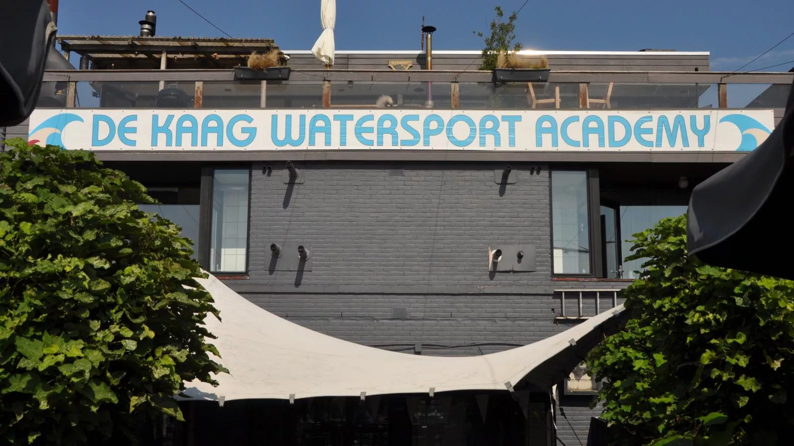 De Kaag Watersport Groepsaccommodatie - 50 pers-Buitenkant zomer