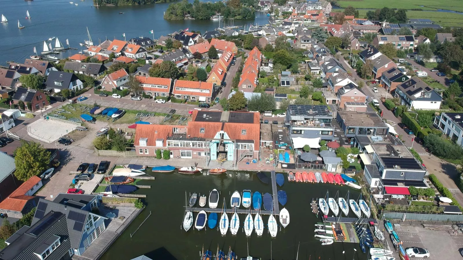 De Kaag Watersport Groepsaccommodatie - 50 pers-Buitenkant zomer