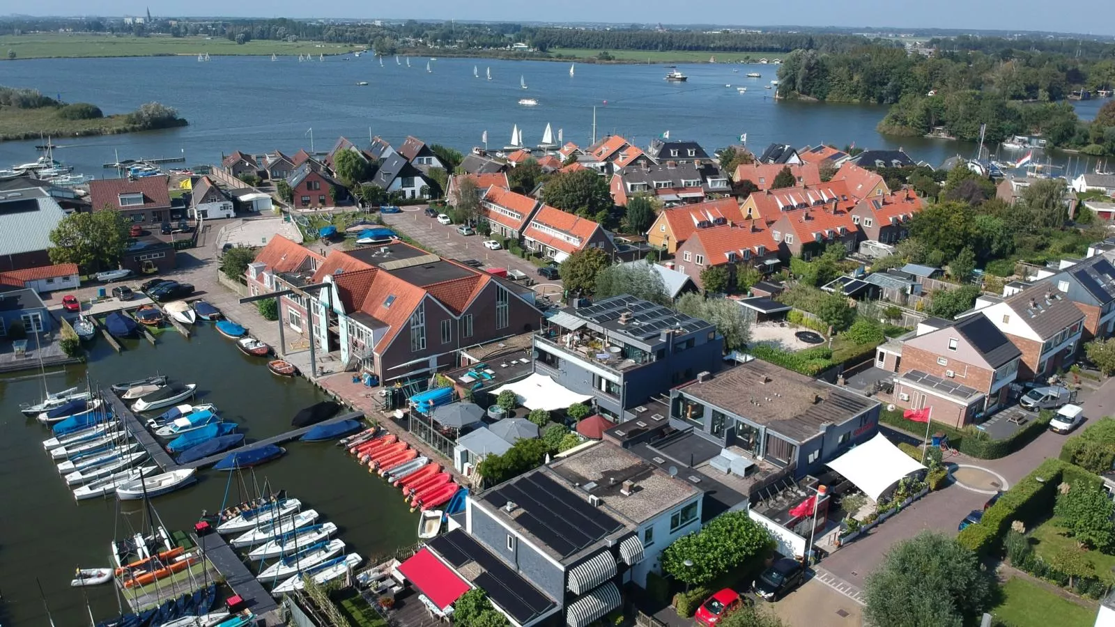 De Kaag Watersport Groepsaccommodatie - 30 pers-Buitenkant zomer