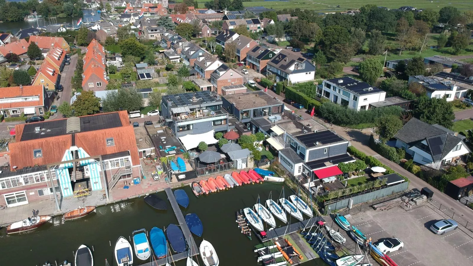 De Kaag Watersport Groepsaccommodatie - 30 pers-Buitenkant zomer