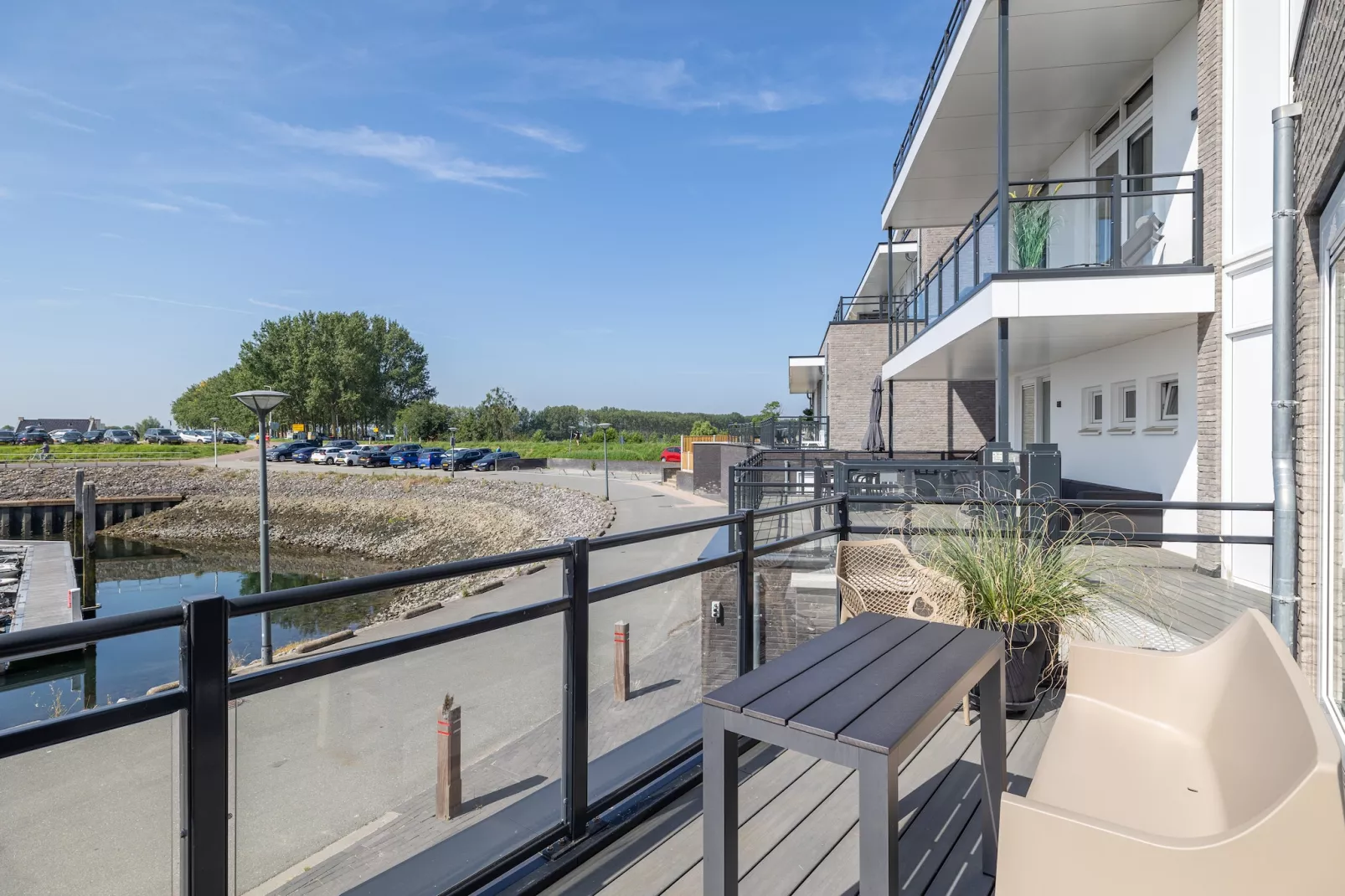 Luxe appartement Vista Maris 'Laguna Beach House' - Havenweg 8-32  Sint-Annaland Oosterschelde-Terrasbalkon