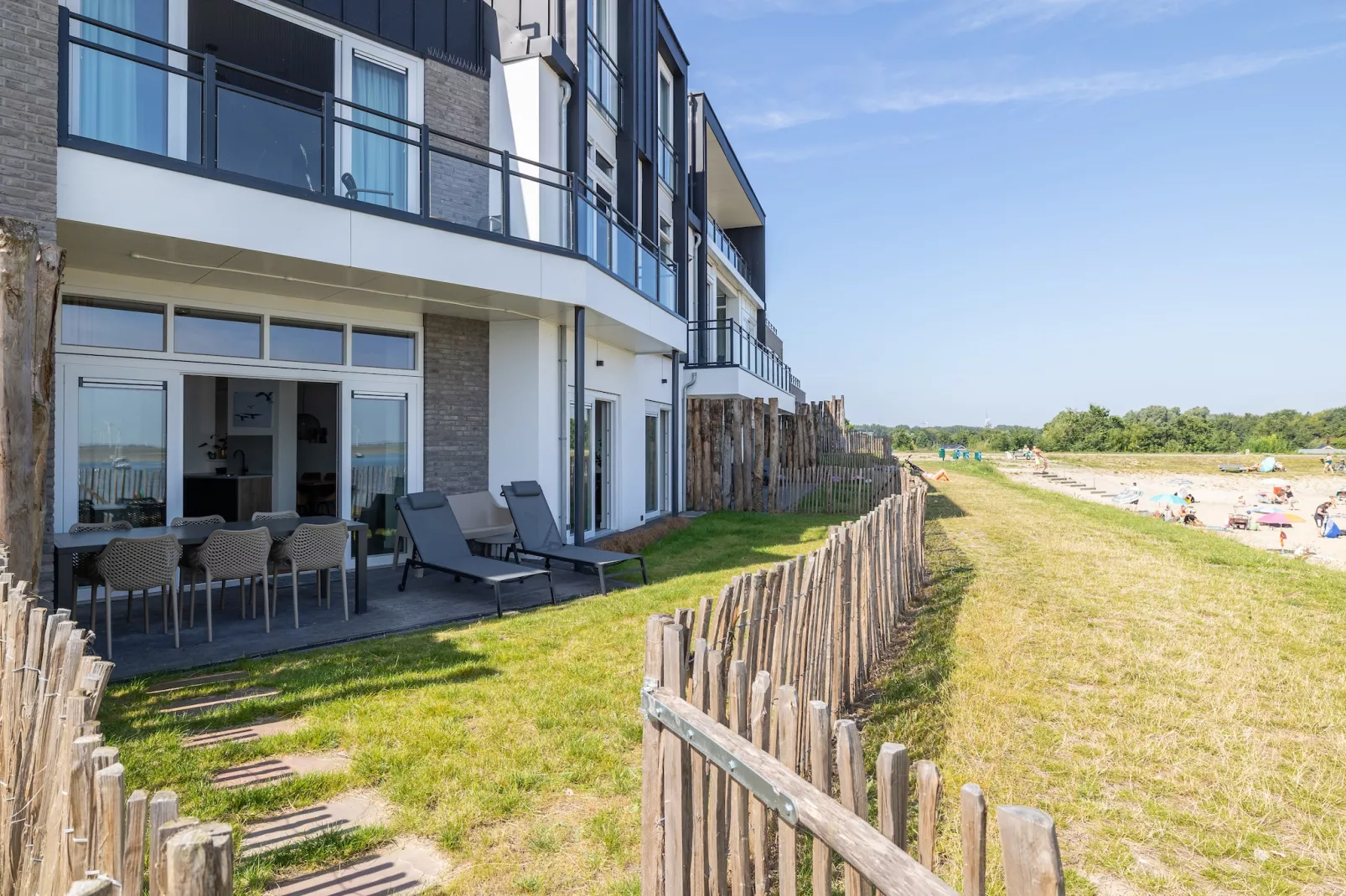 Luxe appartement Vista Maris 'Laguna Beach House' - Havenweg 8-32  Sint-Annaland Oosterschelde-Tuinen zomer