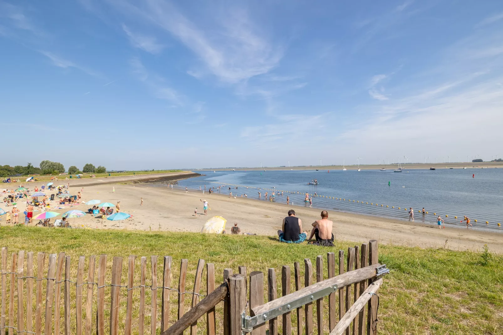 Luxe appartement Vista Maris 'Laguna Beach House' - Havenweg 8-32  Sint-Annaland Oosterschelde-Tuinen zomer