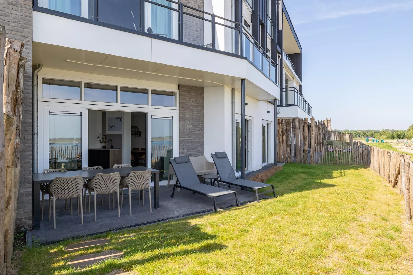 Luxe appartement Vista Maris 'Laguna Beach House' - Havenweg 8-32  Sint-Annaland Oosterschelde-Tuinen zomer