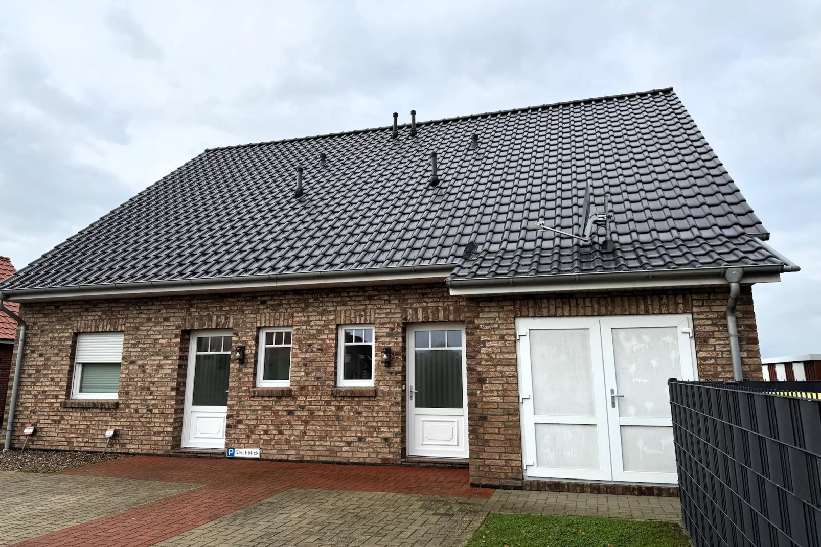 Gemütliche Nordsee-Wohnung in Neßmersiel mit Garten und Feldblick-Buitenkant zomer