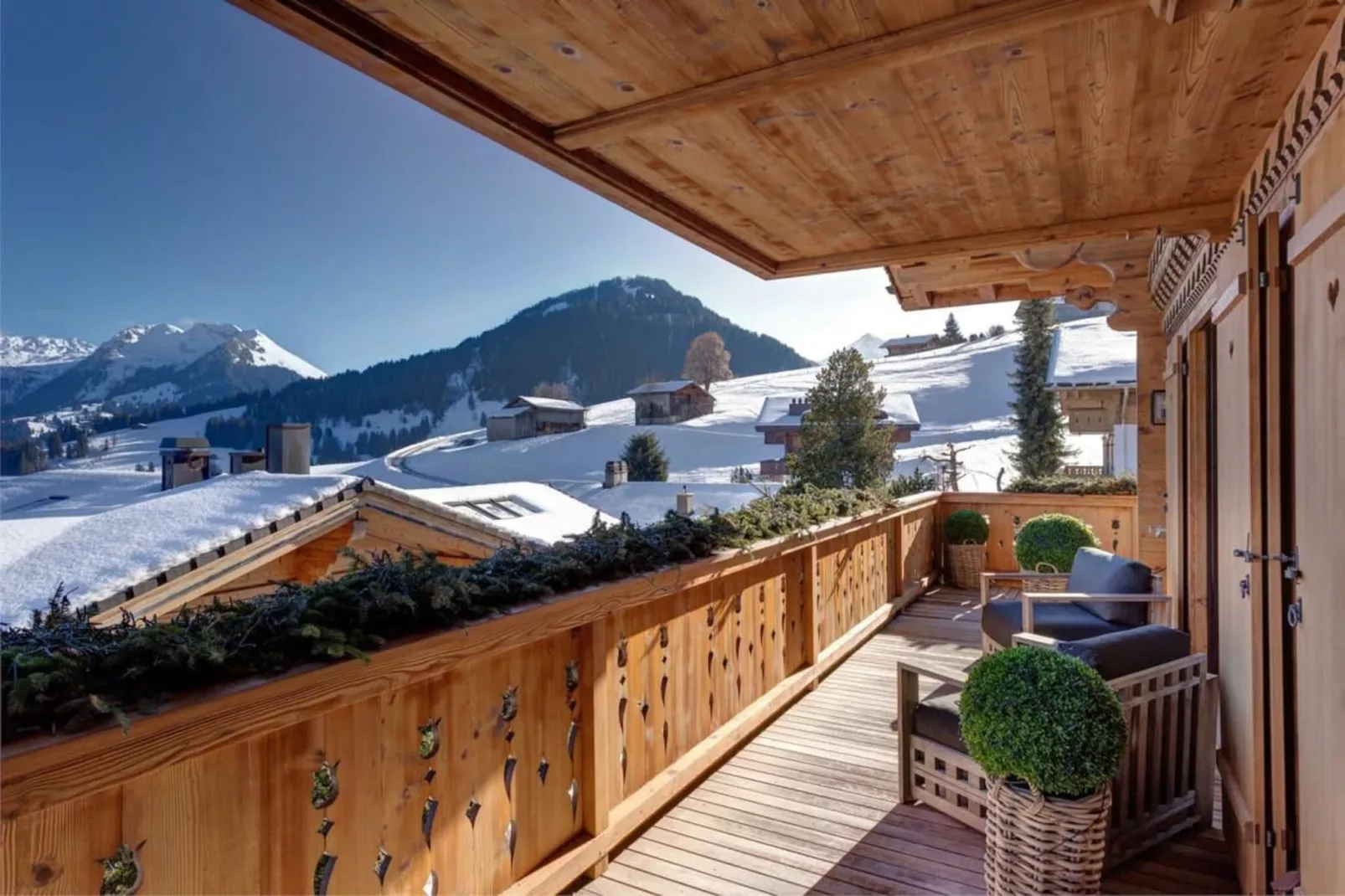 Private Pool & Spa Chalet with Stunning Views-Terrasbalkon