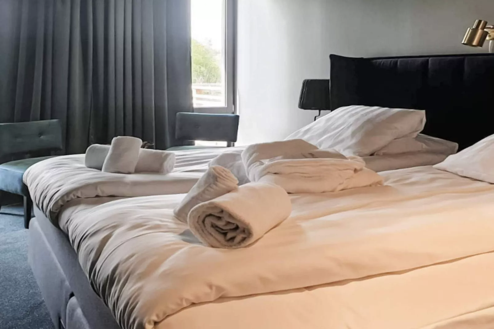 Uitnodigende hotelkamer met gratis ontbijt-Binnen