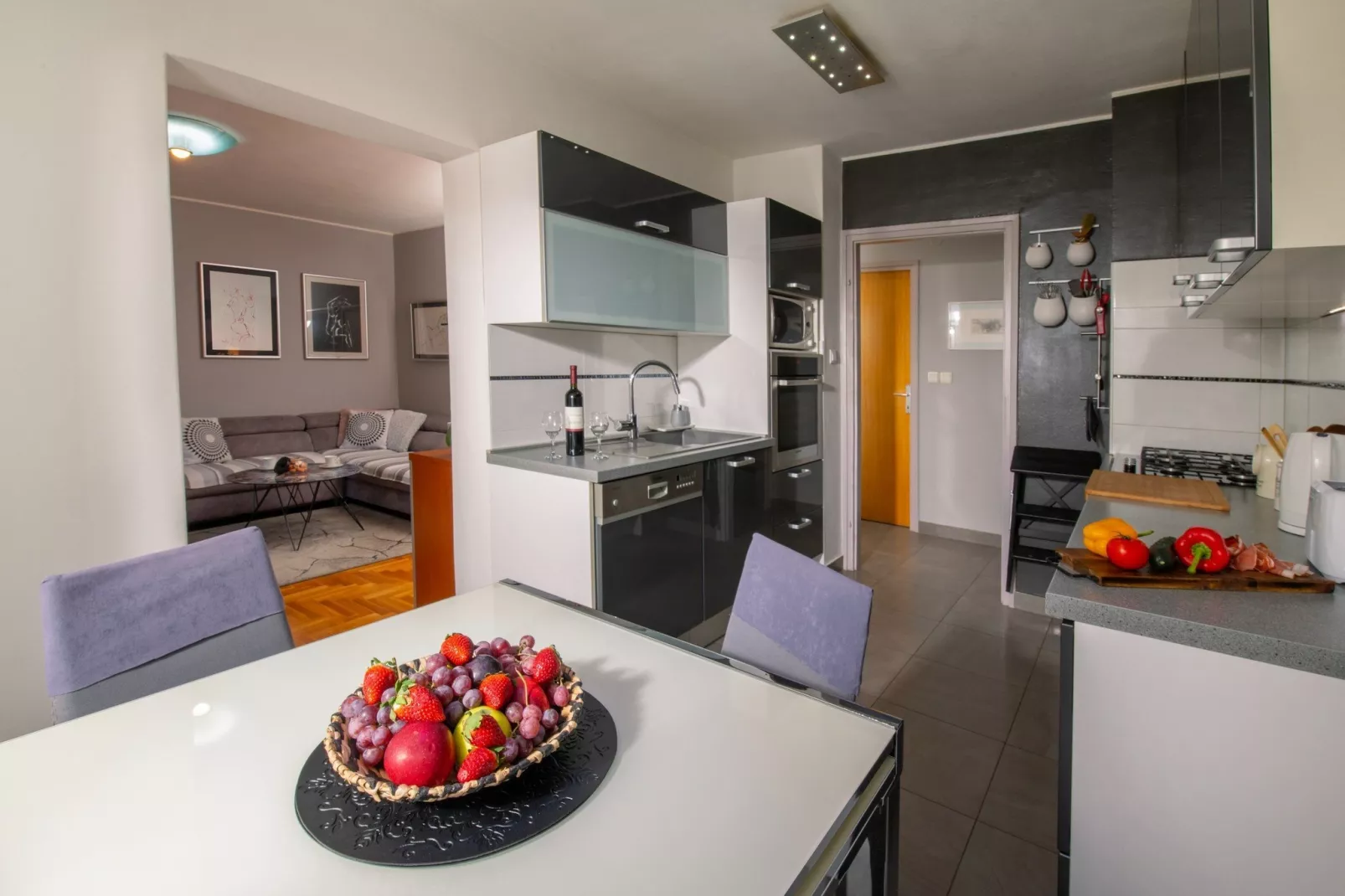 Apartment Point - Two Bedroom Apartment with Balcony-Binnen