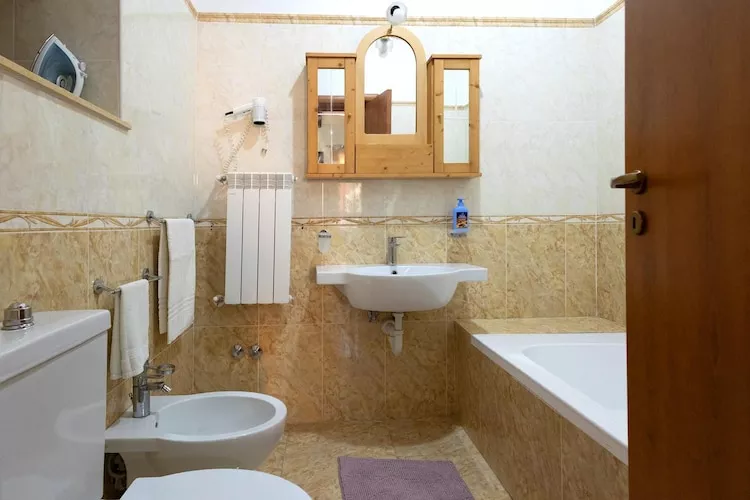 Holiday home Castiglione di Sicilia-Villa Jelú ex Villa Maria-Badkamer