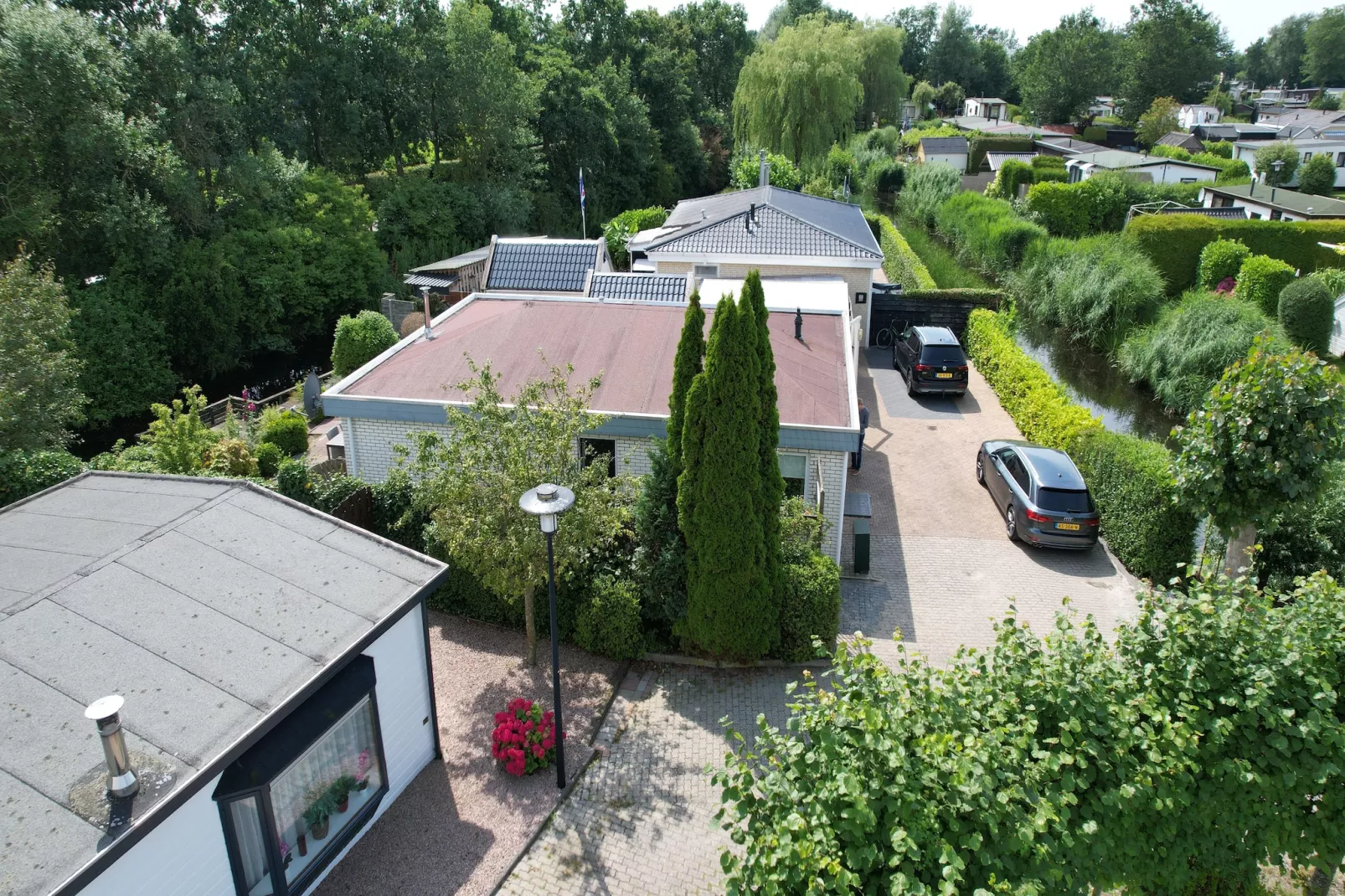 Fijne bungalow in Makkum-Buitenkant zomer