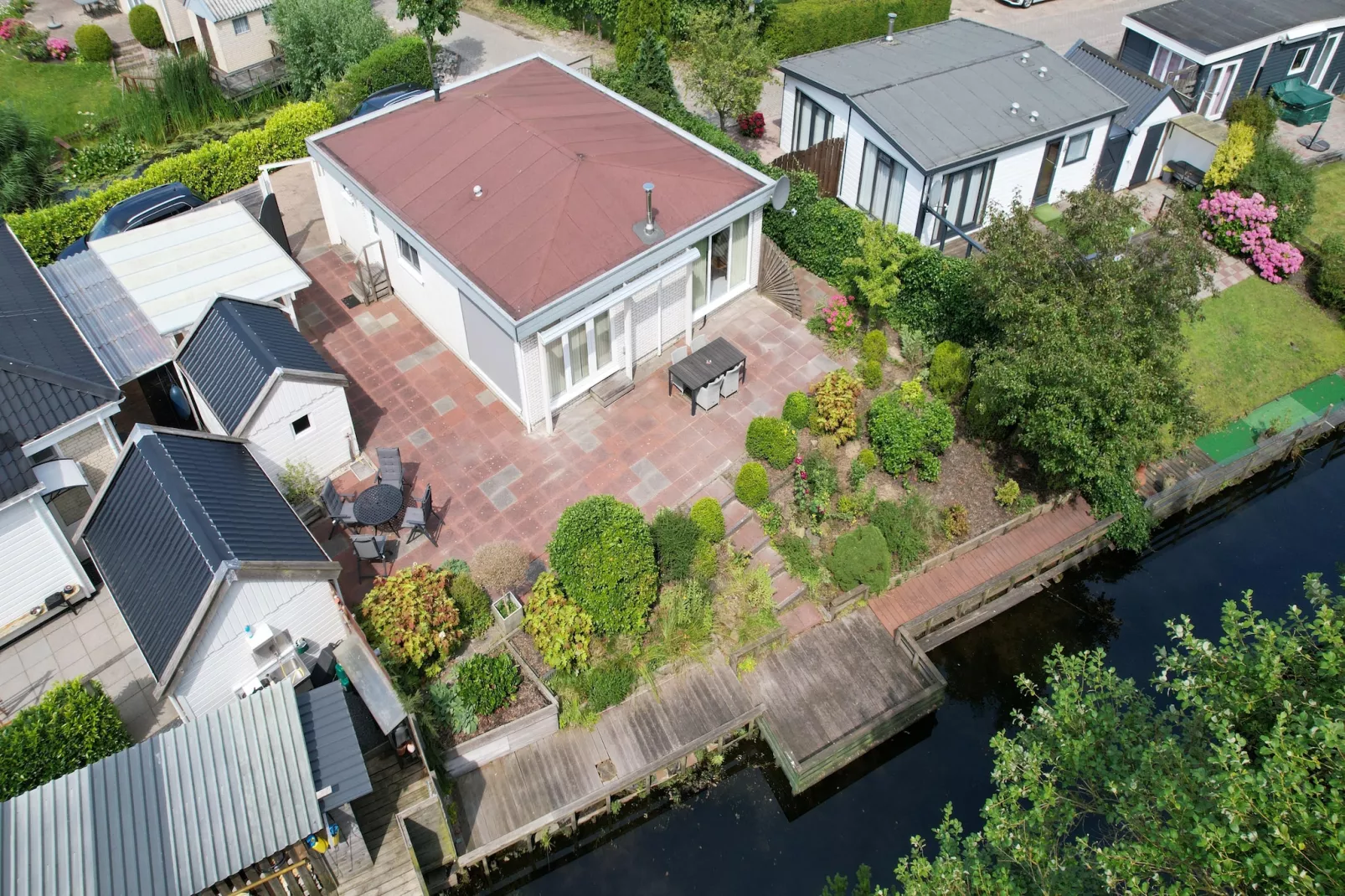 Fijne bungalow in Makkum-Buitenkant zomer