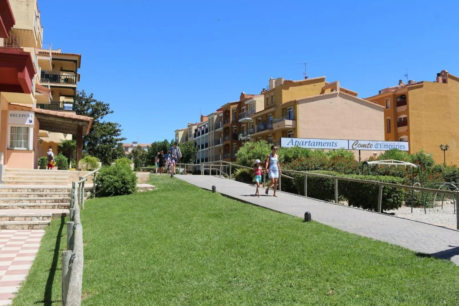 APARTAMENTOS COMTE D'EMPURIES C46-Tuinen zomer