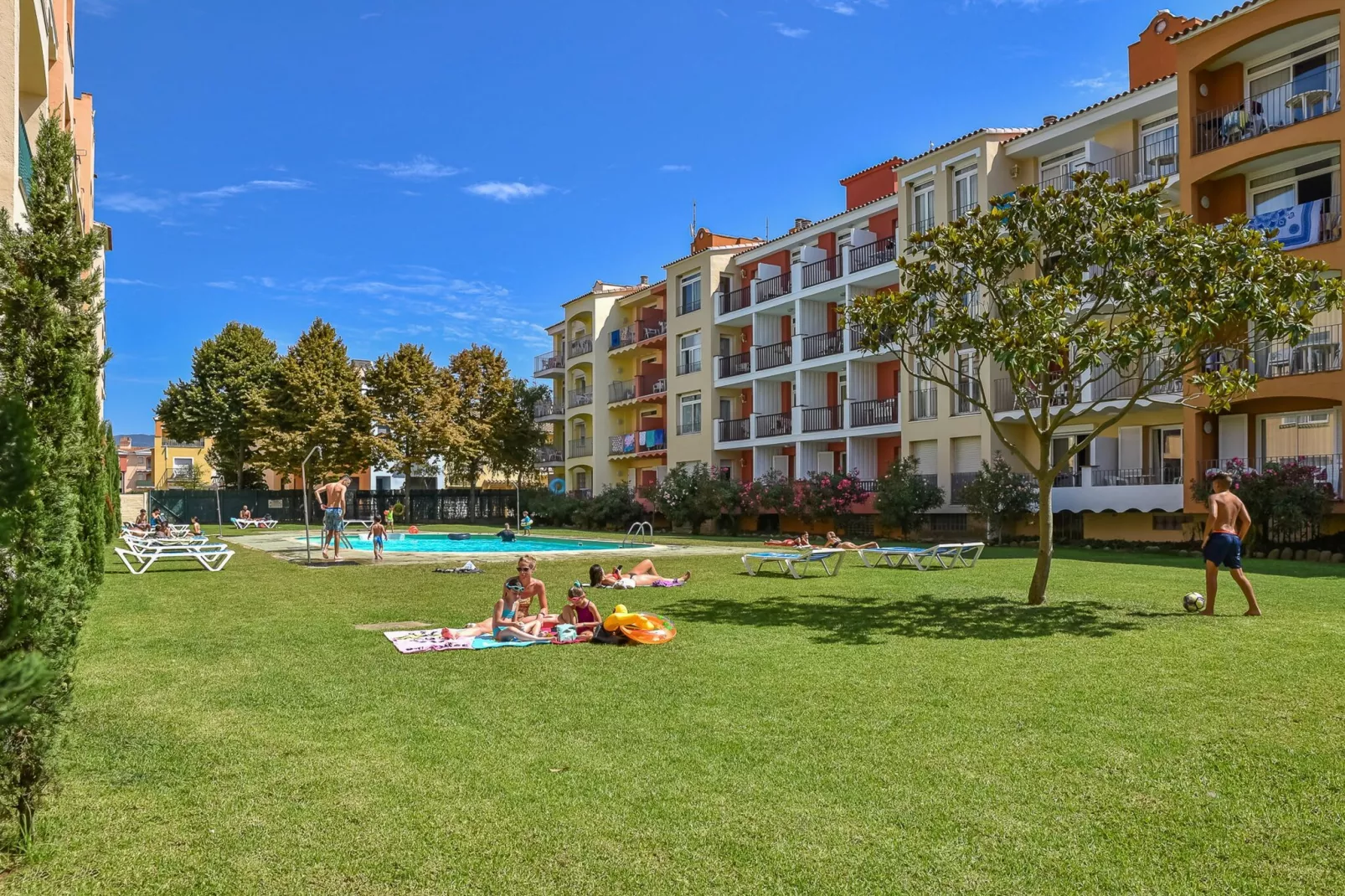 APARTAMENTOS COMTE D'EMPURIES C46-Tuinen zomer