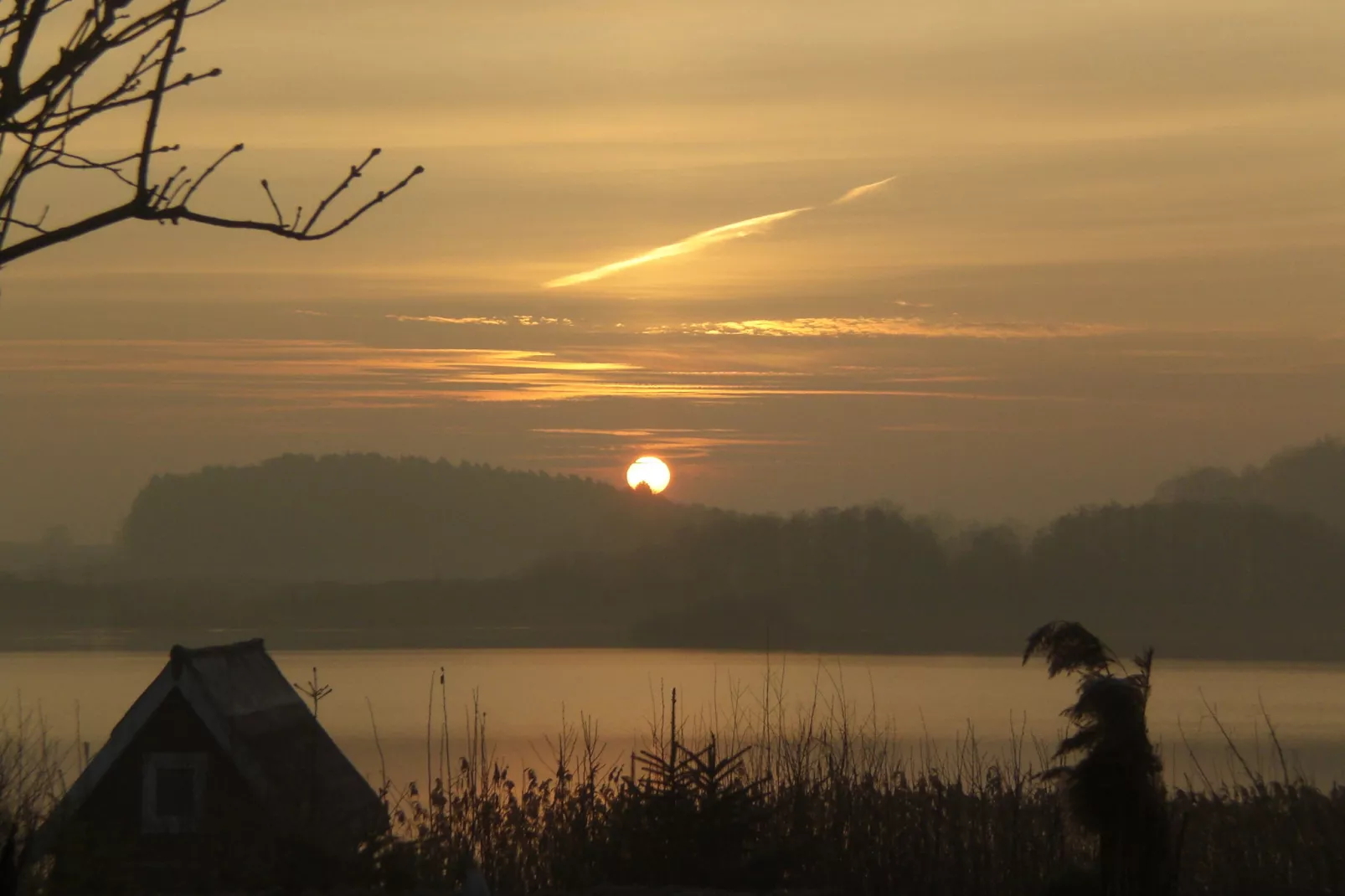 Das Haus Am See mit Kamin und eigenem Boot-Uitzicht zomer