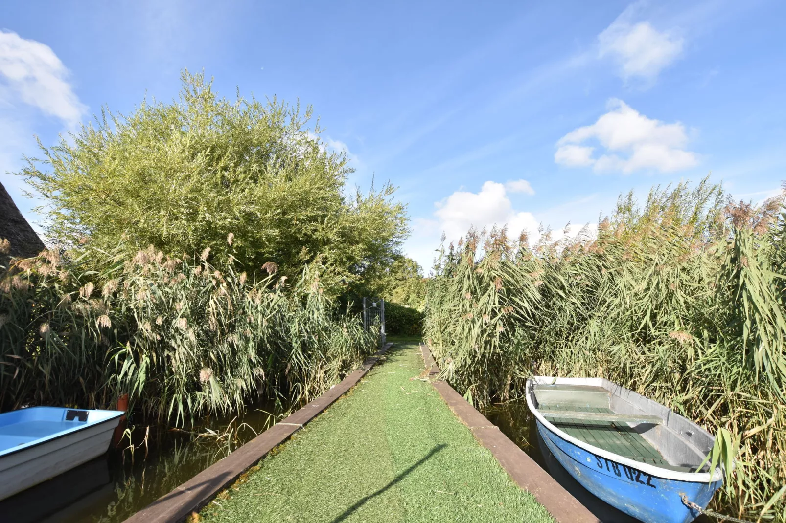 Das Haus Am See mit Kamin und eigenem Boot-Uitzicht zomer