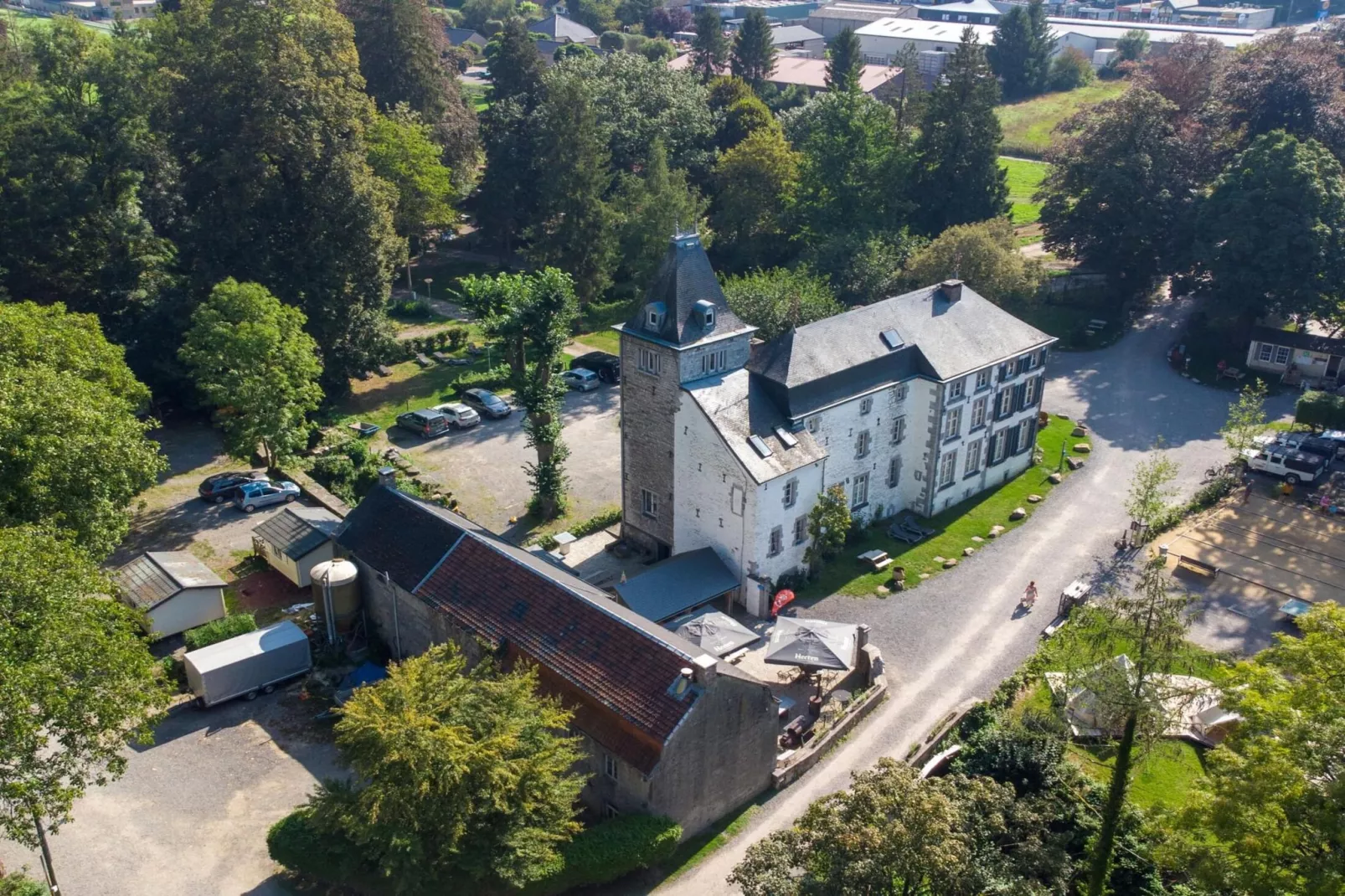 Studio voor twee Domaine Château Dieupart-Buitenkant zomer