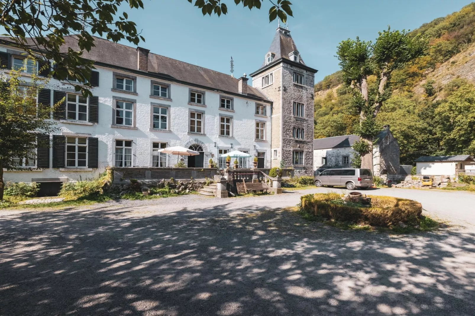 Studio voor twee Domaine Château Dieupart-Buitenkant zomer