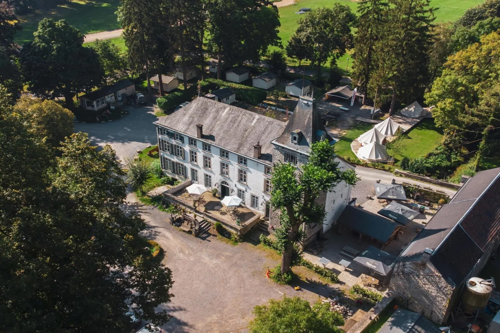 Studio voor twee Domaine Château Dieupart-Buitenkant zomer