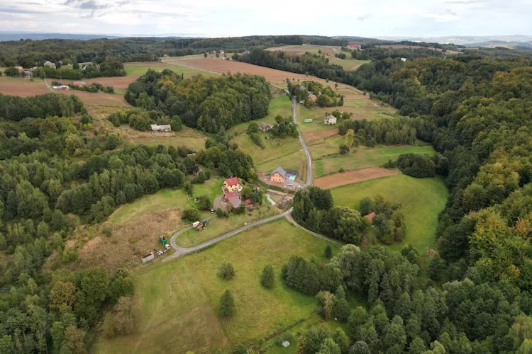 Komfortowy dom wakacyjny z basenem dla 8 osób-Buitenkant zomer