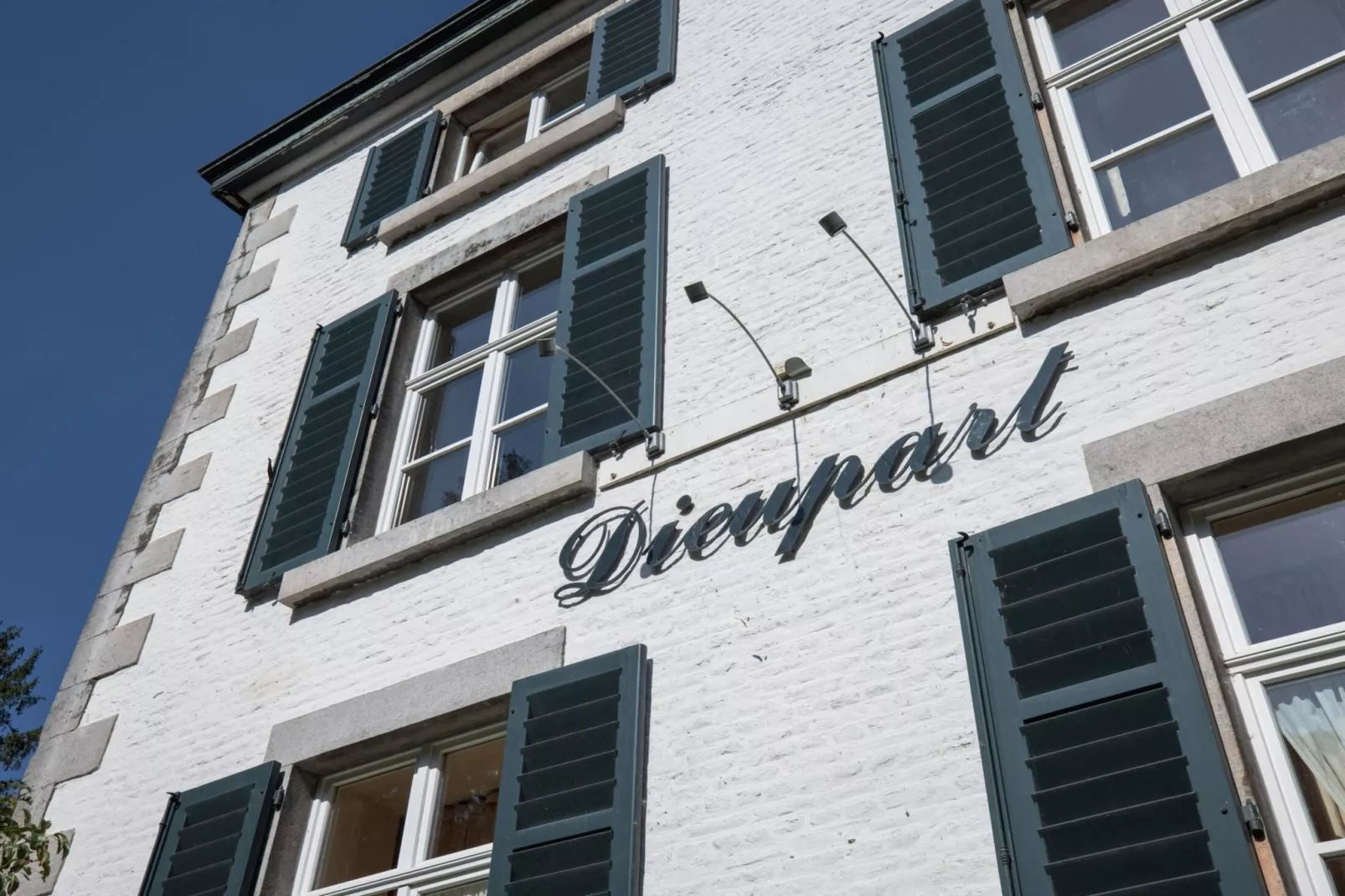 Appartement voor vier Domain Château Dieupart-Buitenkant zomer