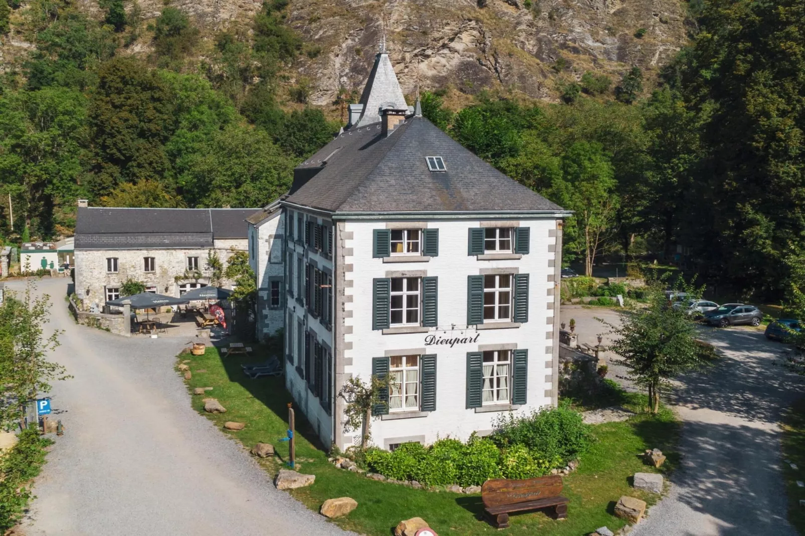 Appartement voor vier Domain Château Dieupart-Buitenkant zomer