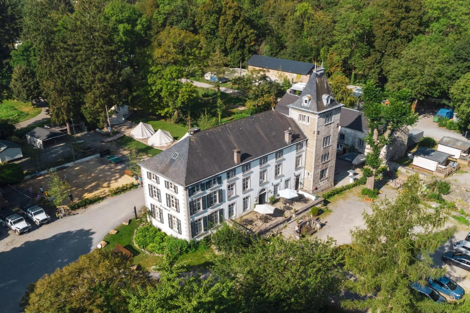 Appartement voor vier Domain Château Dieupart-Buitenkant zomer