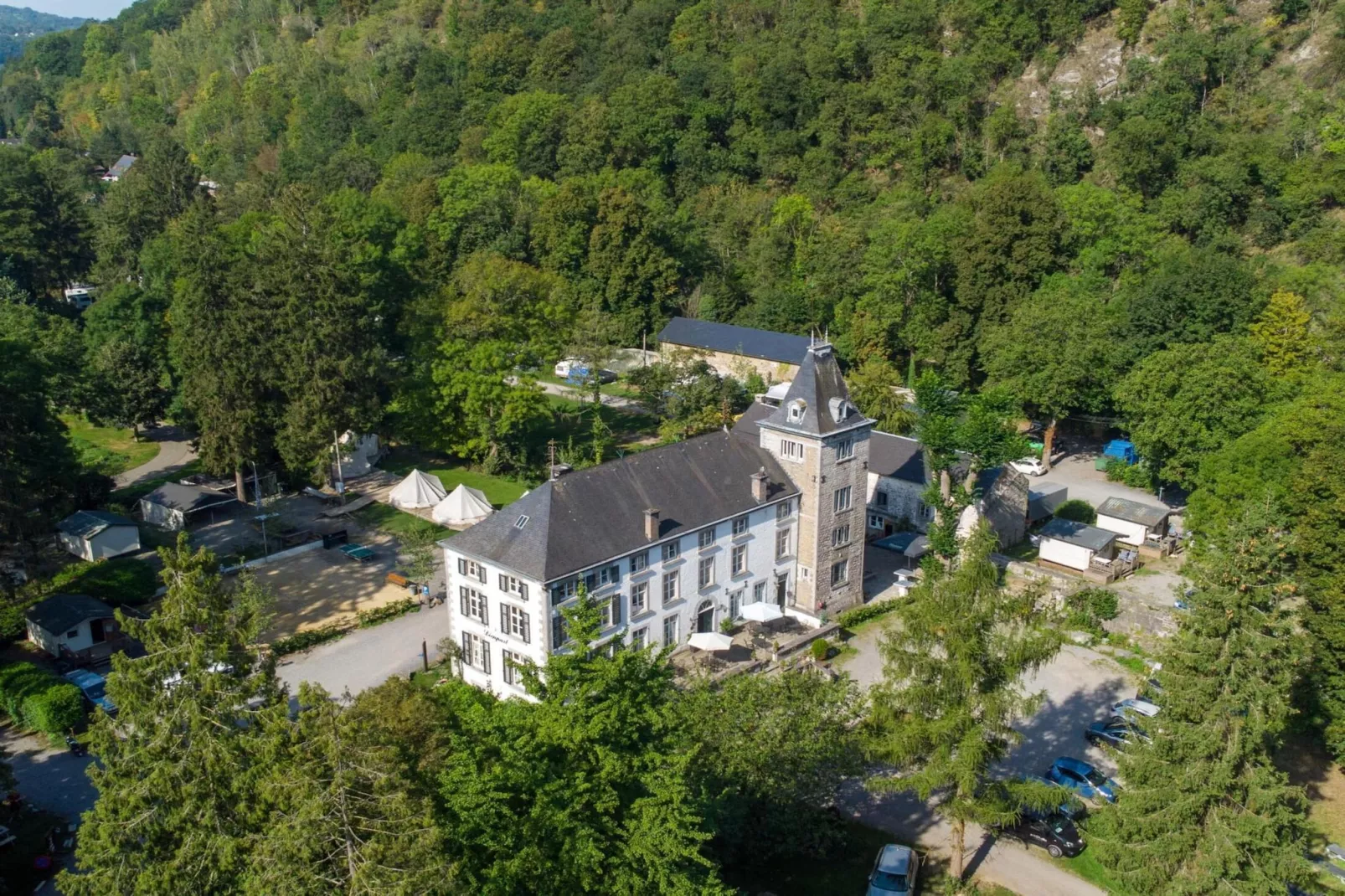 Appartement voor vier Domain Château Dieupart-Buitenkant zomer