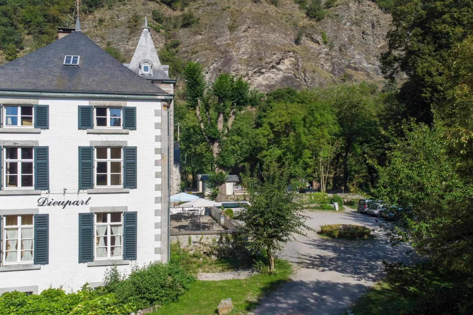 Appartement voor vier Domain Château Dieupart-Uitzicht zomer