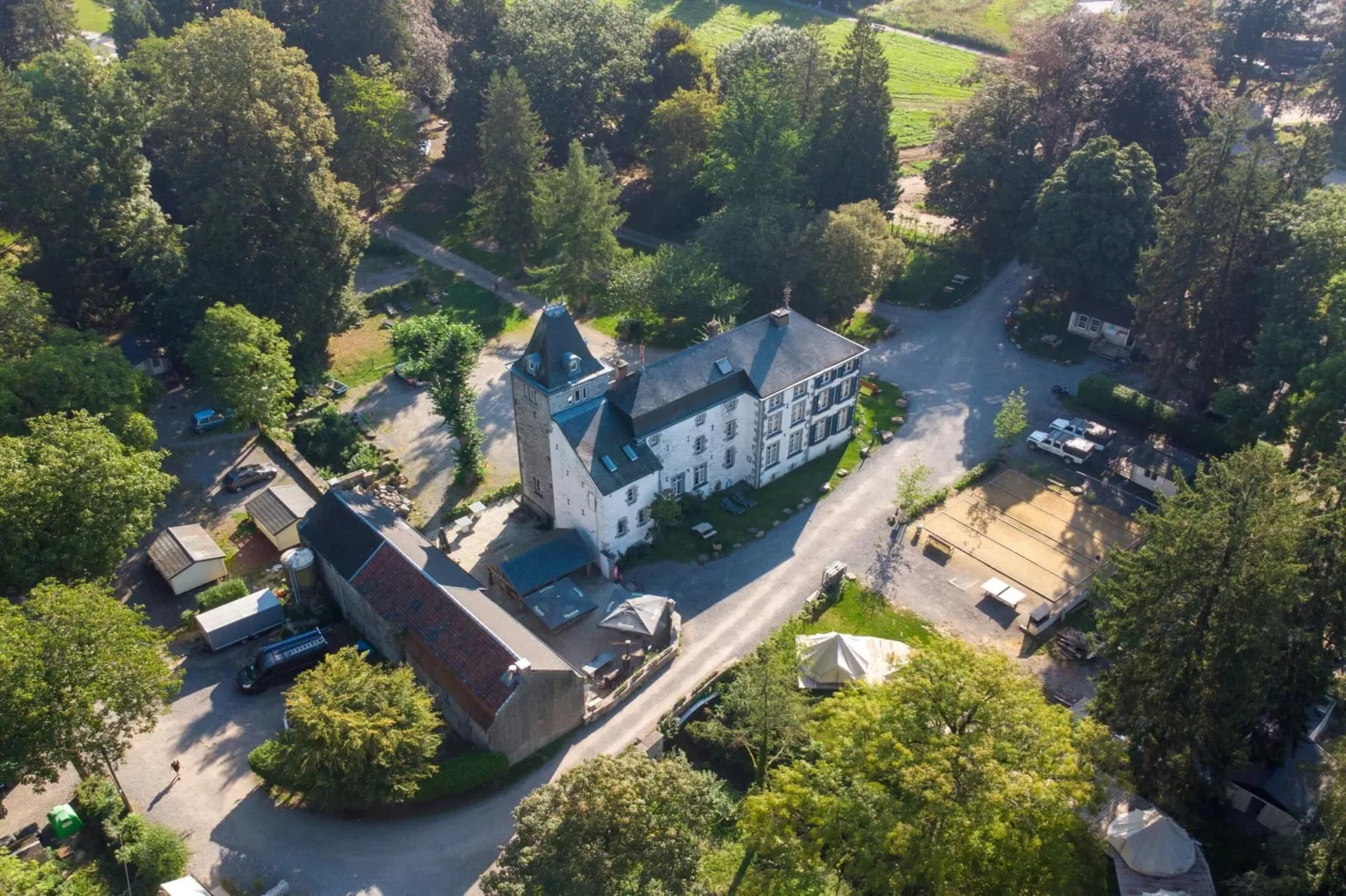 Appartement voor zes Domain Château Dieupart-Buitenkant zomer