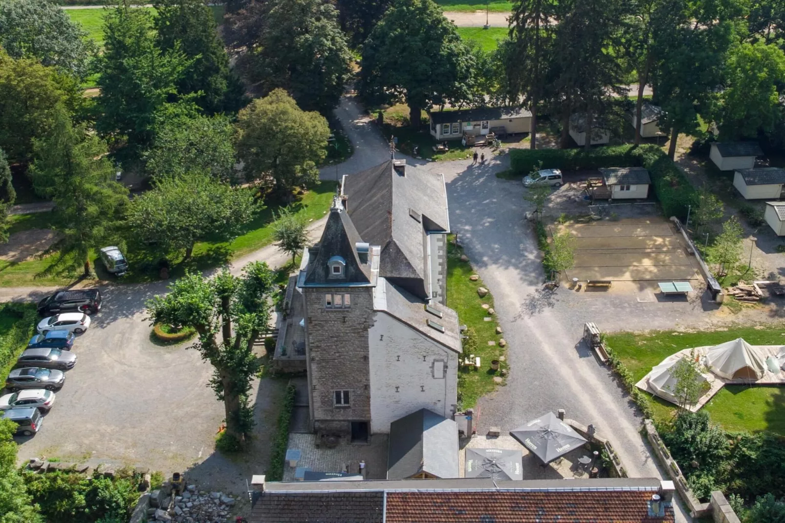 Appartement voor zes Domain Château Dieupart-Buitenkant zomer