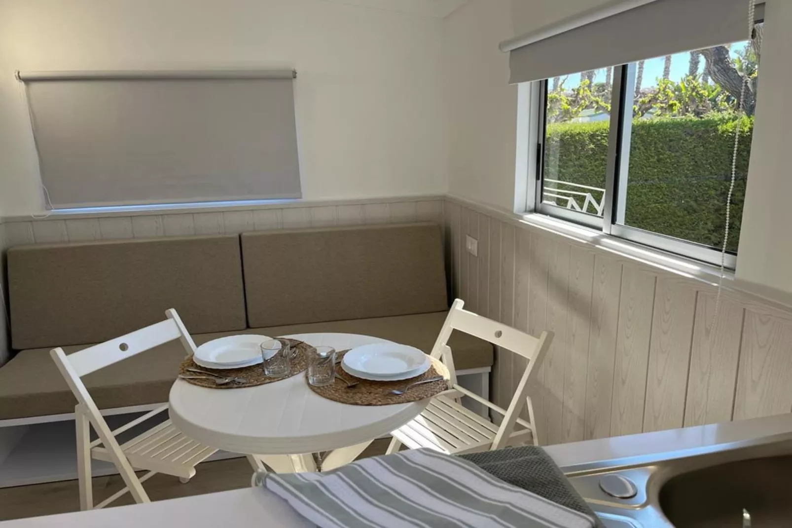 Camping Cambrils Playa 3 BUNGALOW MEDITERRANI-Woonkamer