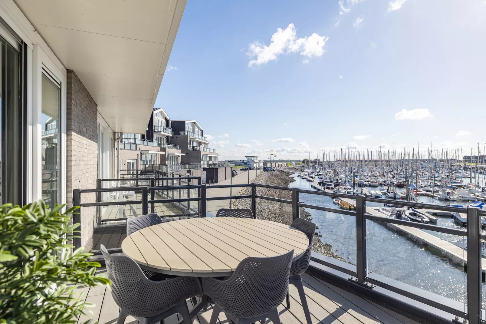 Luxe appartement Vista Maris 'Somaris' - Havenweg 8-50  Sint-Annaland-Uitzicht zomer