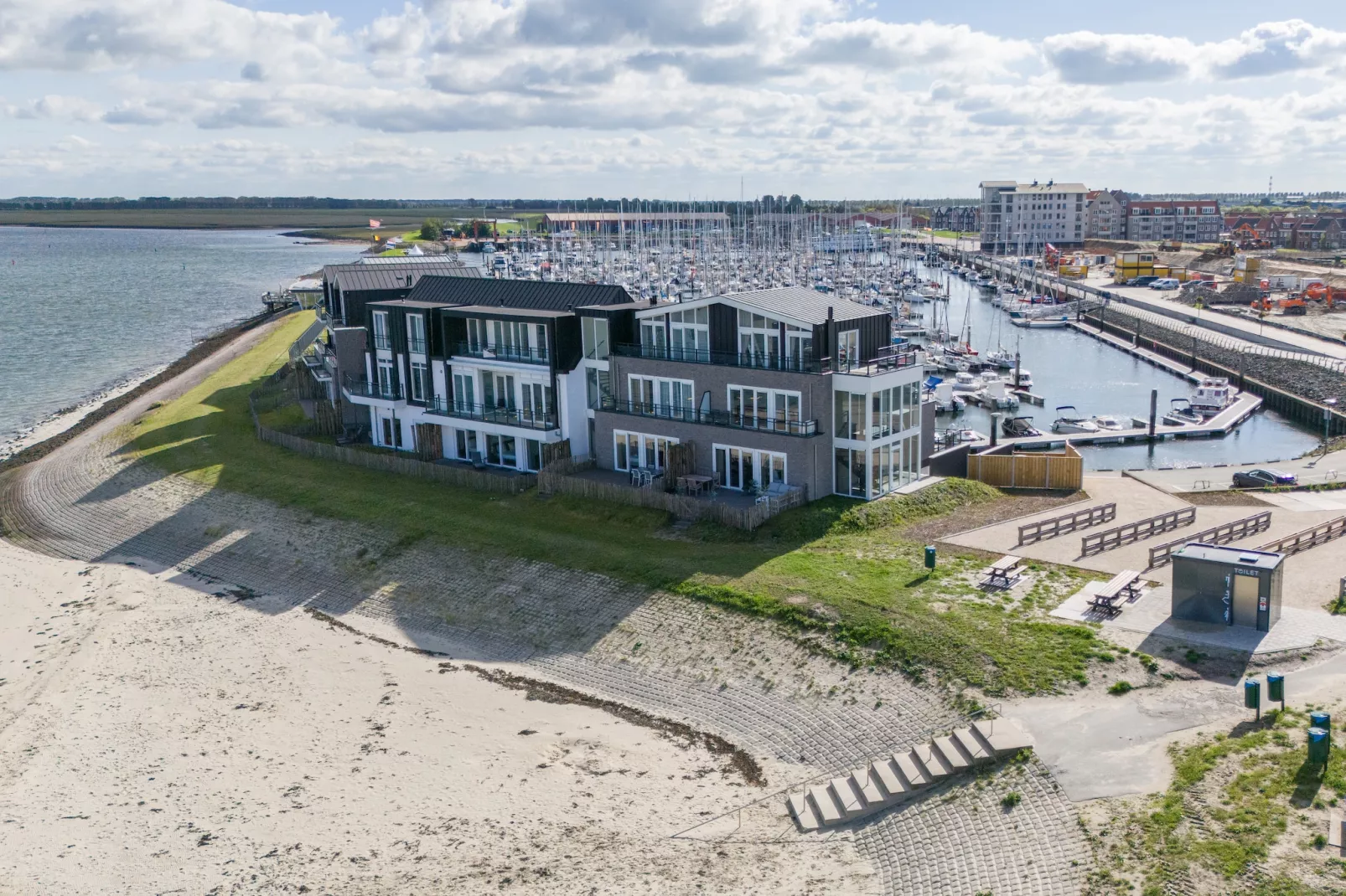 Luxe appartement Vista Maris 'Somaris' - Havenweg 8-50  Sint-Annaland-Gebieden zomer 5km