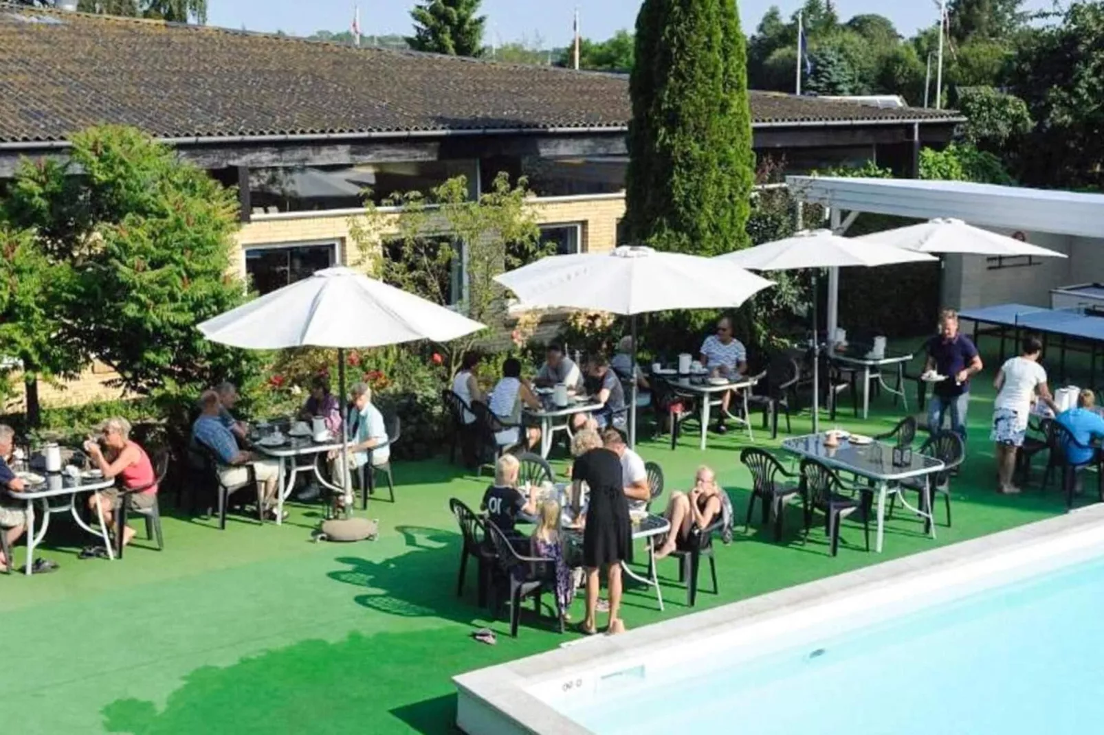 Vakantiehuis met rustgevende tuin-Zwembad