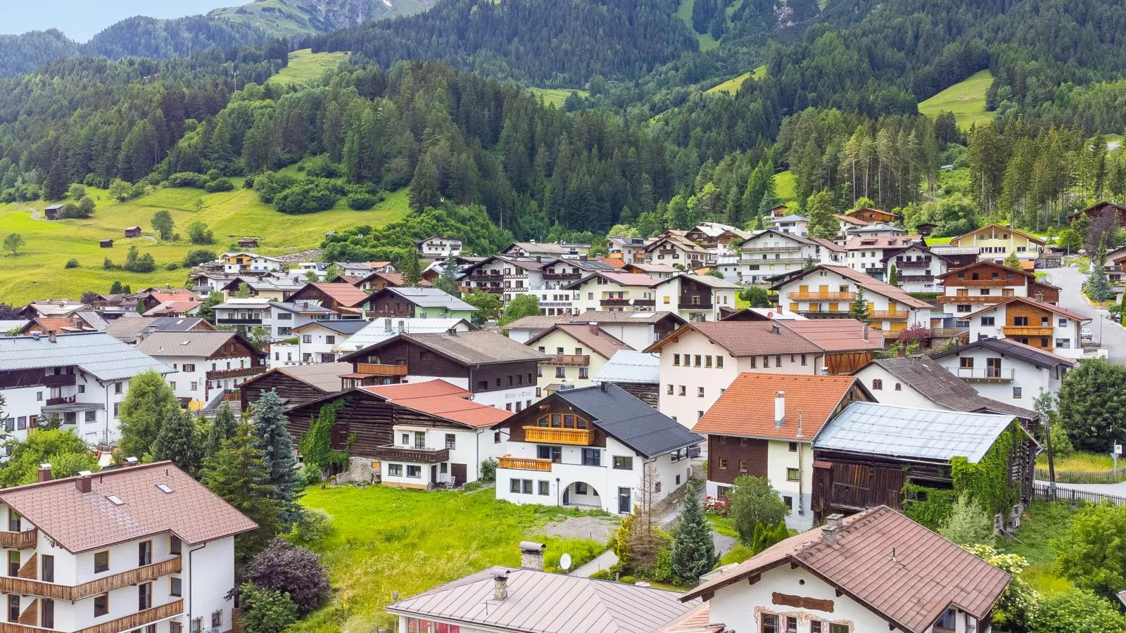 Alpenlodge Pettneu Lodge XL-Buitenkant zomer