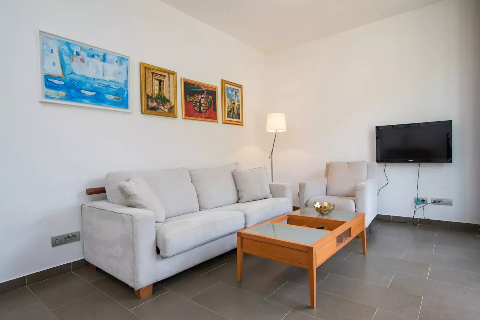 City Holiday Apartment - One Bedroom Apartment with Terrace-Woonkamer