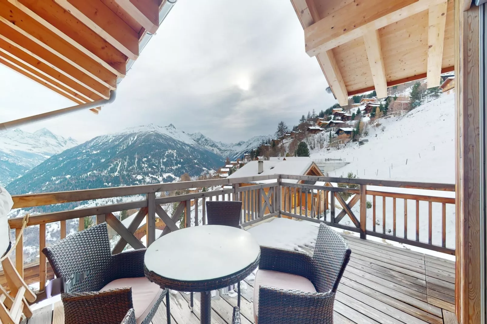 Etoiles des Neiges LUXE & JACUZZI chalet 12 pers-Terrasbalkon