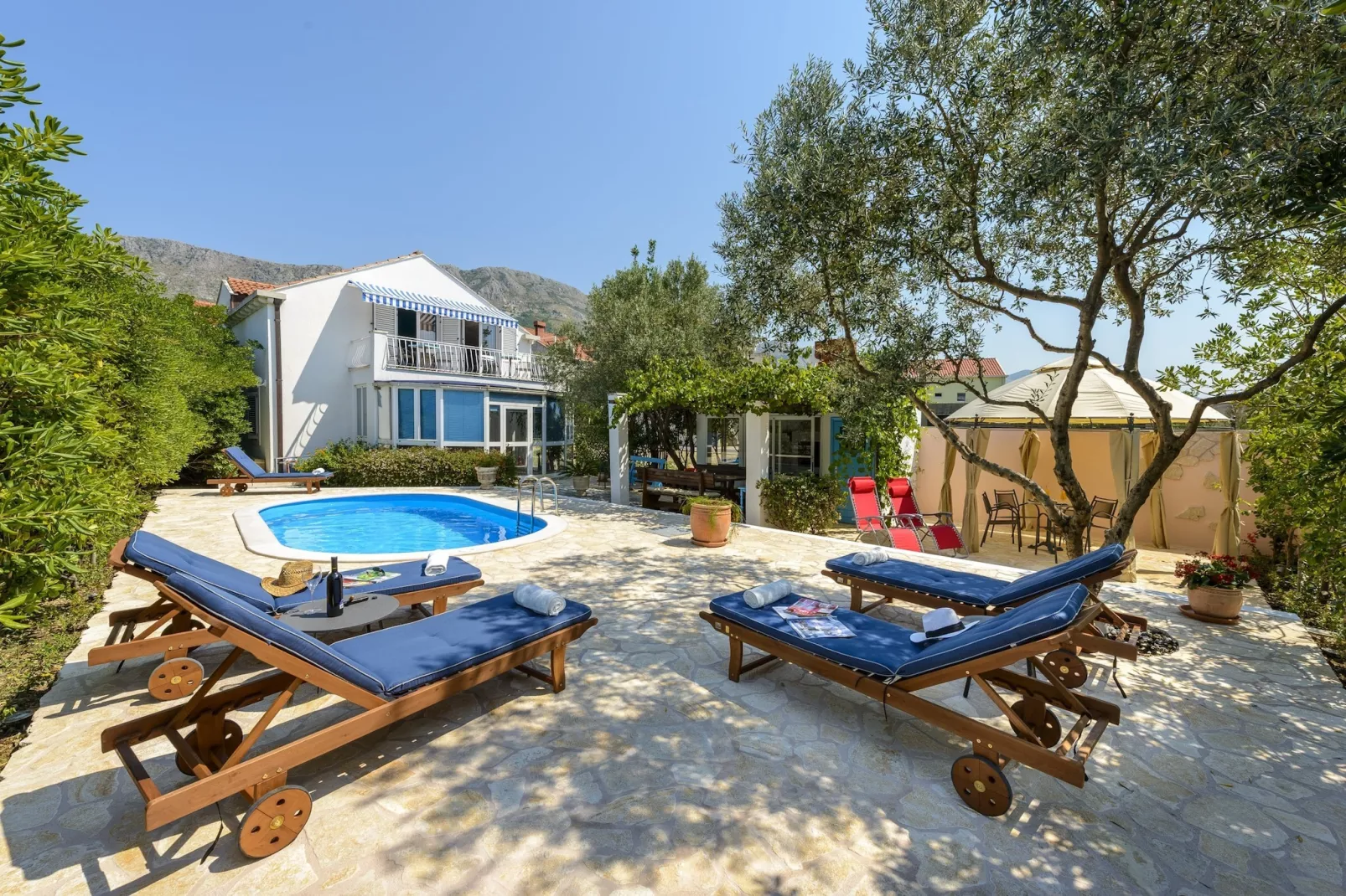 Villa Piano - Four Bedroom Villa with Terrace and Swimming Pool-Terras